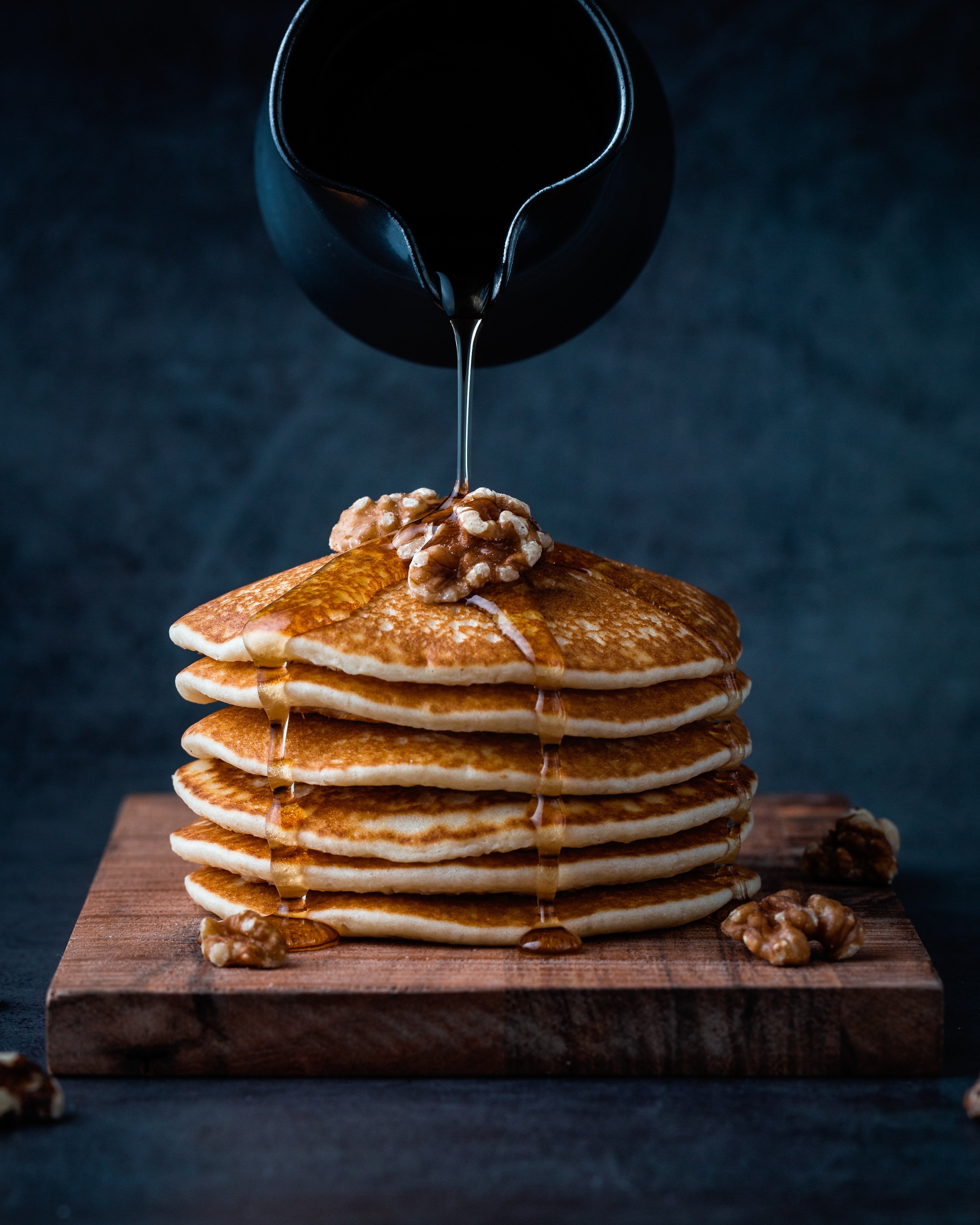 Gratis stockfoto website foodiesfeed.com_pouring-honey-on-pancakes-with-walnuts